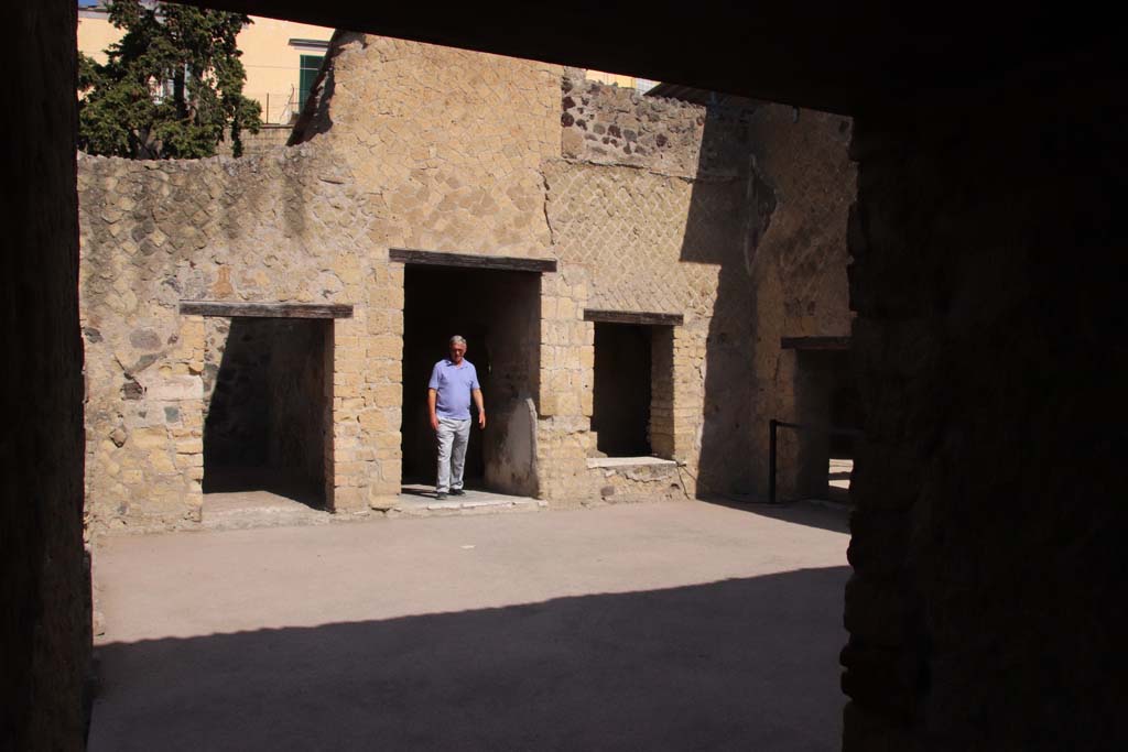 III.3 Herculaneum. September 2019. Looking west across atrium towards doorway to entrance corridor, in centre.
Photo courtesy of Klaus Heese.
